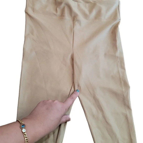 Koral Lustrous Infinity High Rise Legging in Iced Coffee - Picture 8 of 9